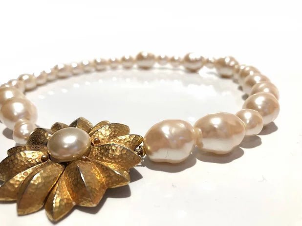 1980s GIVENCHY BAROQUE PEARL CLASP GOLD TONE CHOKER NECKLACE - style - CHNGR