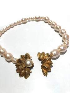 1980s GIVENCHY BAROQUE PEARL CLASP GOLD TONE CHOKER NECKLACE - style - CHNGR