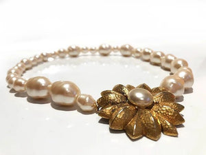 1980s GIVENCHY BAROQUE PEARL CLASP GOLD TONE CHOKER NECKLACE - STYLE-CHNGR