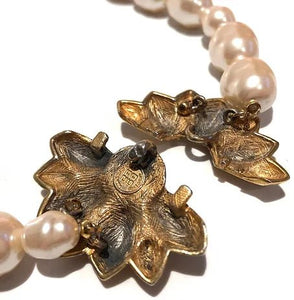 1980s GIVENCHY BAROQUE PEARL CLASP GOLD TONE CHOKER NECKLACE - style - CHNGR