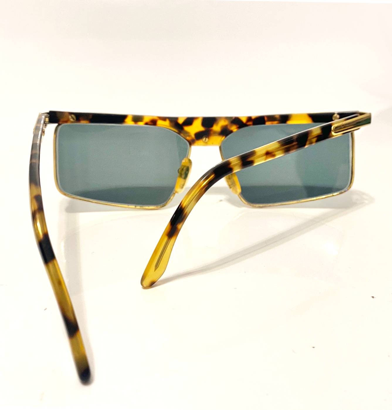 1990s Versace Gold Metal Tortoiseshell Sunglasses - style - CHNGR