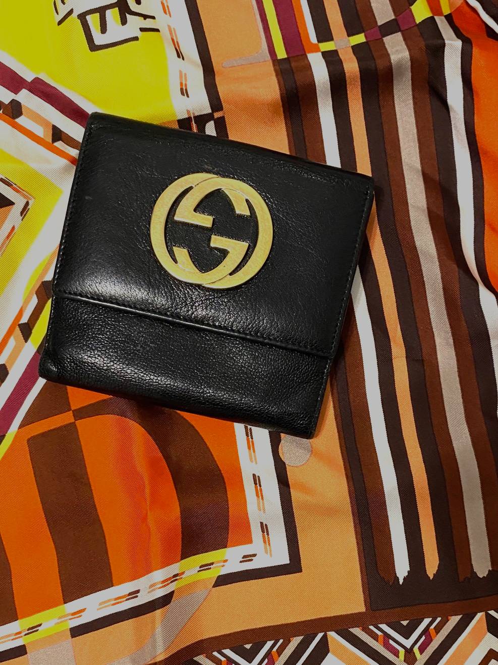 2000s Gucci Interlocking Logo Black Tri-Folded Leather Wallet - style - CHNGR
