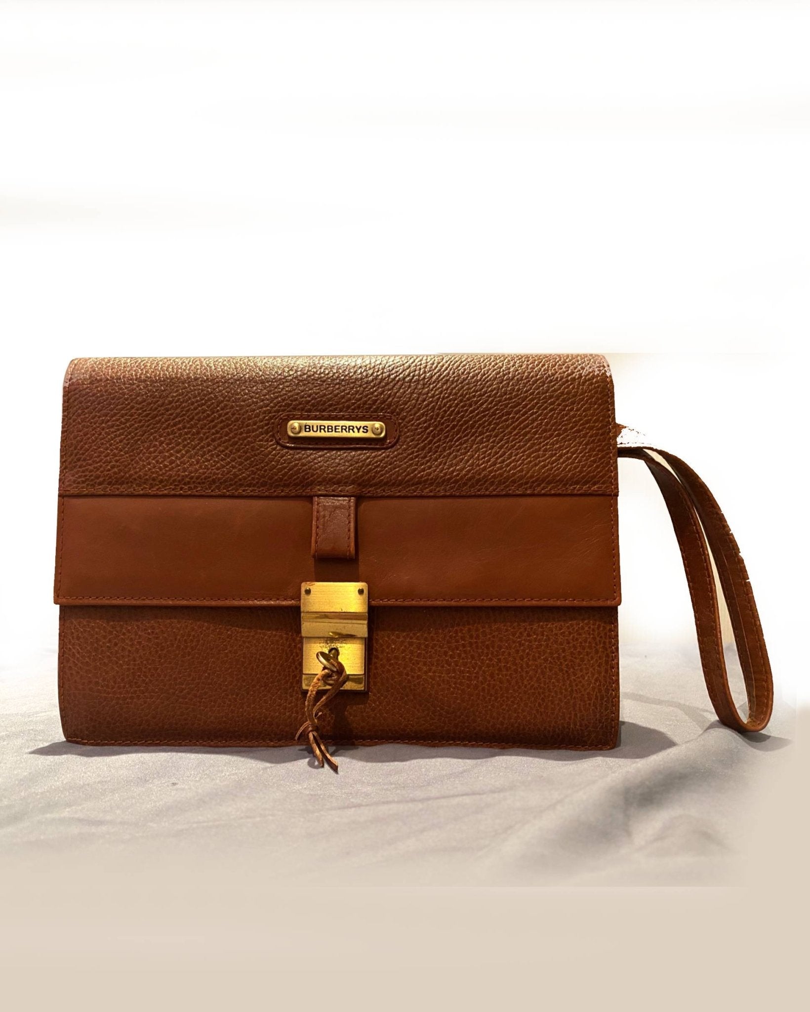 1980s BURBERRY'S BROWN LEATHER WRIST ENVELOPE BAG - style - CHNGR