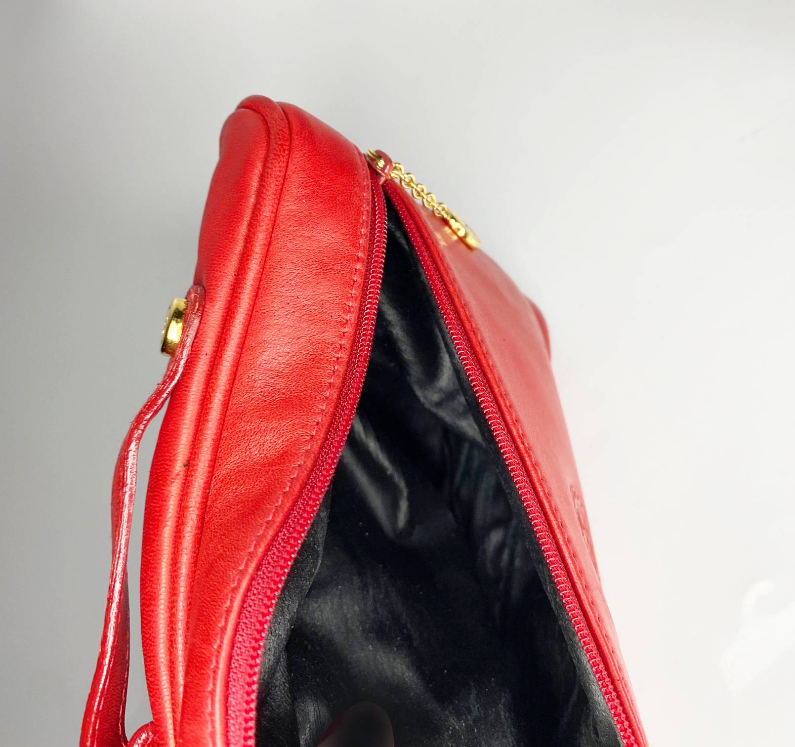 1980s Gucci Red Nappa Leather Pouch Handbag - style - CHNGR